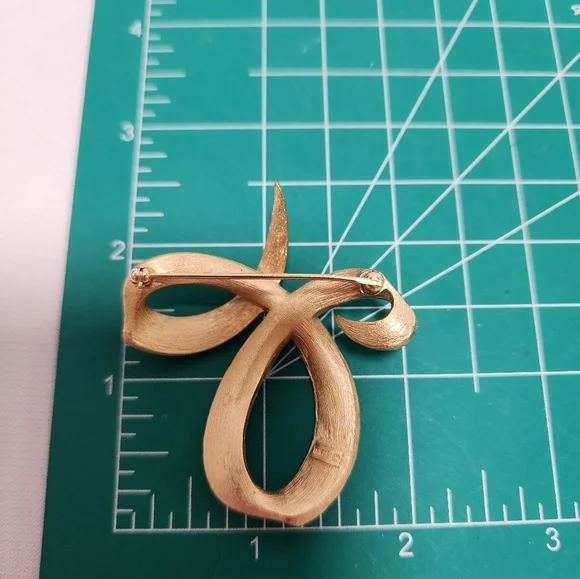 Crown Trifari Gold and White Enamel Brooch and Earring Knot Set - Picture 12 of 13